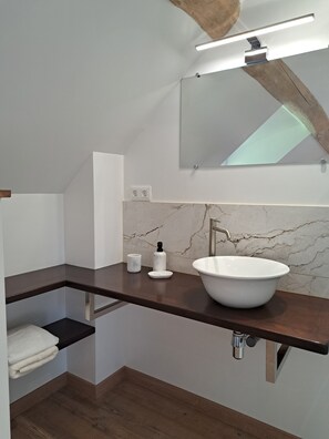 Shower, hair dryer, towels, soap - Gite in the countryside, 3 minutes from town.  (Pacé)