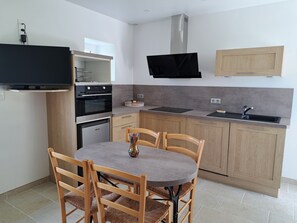 Dining - Gite in the countryside, 3 minutes from town.  (Pacé)