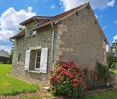 Gite in the countryside, 3 minutes from town.