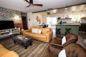 Smart TV, books, printers - Roze Family Villa- heated pool home near river district & waterfront dining! (North Fort Myers)