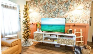 Smart TV, books, printers - Roze Family Villa- heated pool home near river district & waterfront dining! (North Fort Myers)