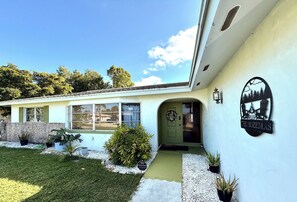 Exterior - Roze Family Villa- heated pool home near river district & waterfront dining! (North Fort Myers)