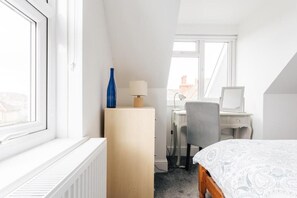 2 habitaciones, tabla de planchar con plancha, wifi y ropa de cama 