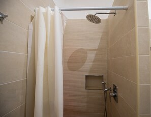 公寓 | 浴室 | 淋浴設備、淋浴花灑、吹風機、坐浴桶