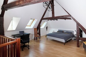 1 bedroom, desk, travel cot, free WiFi - Manceau - Magnificent duplex - Downtown - Cathedral view (Chartres)