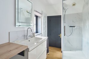 Hair dryer, towels, soap, toilet paper - Manceau - Magnificent duplex - Downtown - Cathedral view (Chartres)