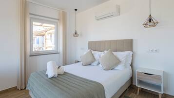 Une chambre à coucher avec un lit, une table de chevet et une fenêtre avec des rideaux.