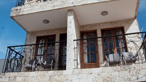 A multi-story hotel with balconies, a sign indicating it is a hotel, and a view of the sky. - Hotel Portal Guatapé  (Guatapé)