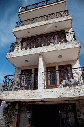 Fachada de la propiedad