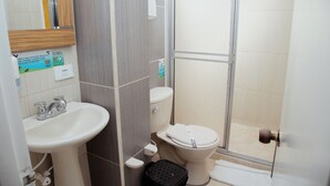 A bathroom with a sink, toilet, and glass shower enclosure. - Hotel Portal Guatapé  (Guatapé)
