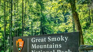 Un panneau indiquant l'entrée du parc national des Great Smoky Mountains.
