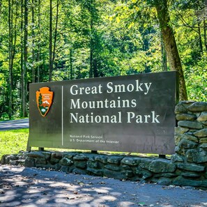A sign for Great Smoky Mountains National Park. - Pigeon Forge I Hot tub I Theatre I Walk to Parkway (Pigeon Forge)