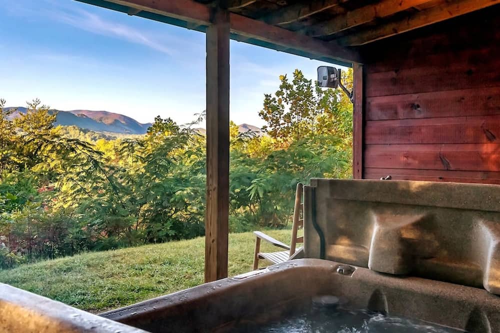 Views I Firepit I Pool Table I Hot Tub I Sleeps 4