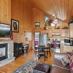 Apartment | 1 bedroom - Views I Mins to Dollywood I Hot tub I Pool Table (Sevierville)