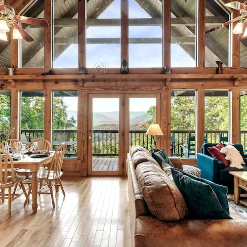 Stunning Mountain Views Hot tub Firepit Arcade