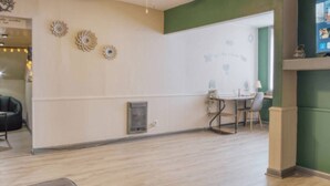 A spacious living area with a ceiling fan, a dining table with chairs, and a black leather sofa. - Artistic 1BR - APT - Near Downtown Mass Ave (Indianapolis)
