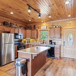 Apartment | 4 bedrooms - The Morning Glory With Hot Tub Arcade Theater (Gatlinburg)