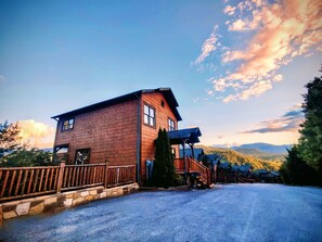 Apartment | 4 bedrooms - The Morning Glory With Hot Tub Arcade Theater (Gatlinburg)