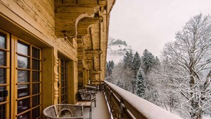 A wooden building with a balcony overlooking a snowy landscape. - New in Grindelwald-Chalet Caramelle, Top of Grindelwald (Grindelwald)