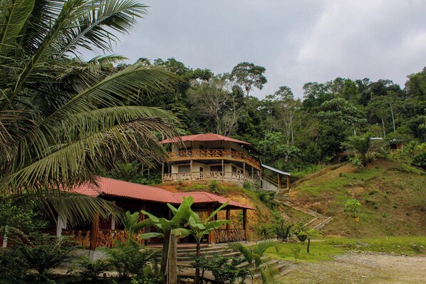 Comfort Room, Balcony, River View | Premium bedding, down comforters, pillowtop beds, blackout drapes - ingaru lodge (Tálag)