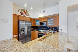 Fridge, microwave, oven, dishwasher - 2 BR Monthly beach condo Miami (Hallandale)
