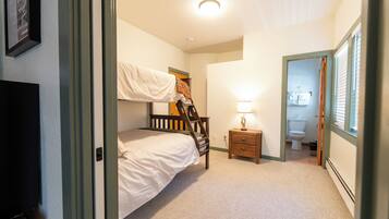 Deluxe Double Room | Rollaway beds, free WiFi, bed sheets