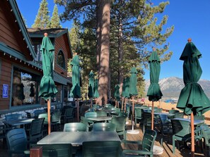 2 restaurantes, se sirve desayuno 