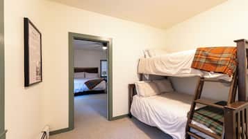 Deluxe Double Room | Rollaway beds, free WiFi, bed sheets