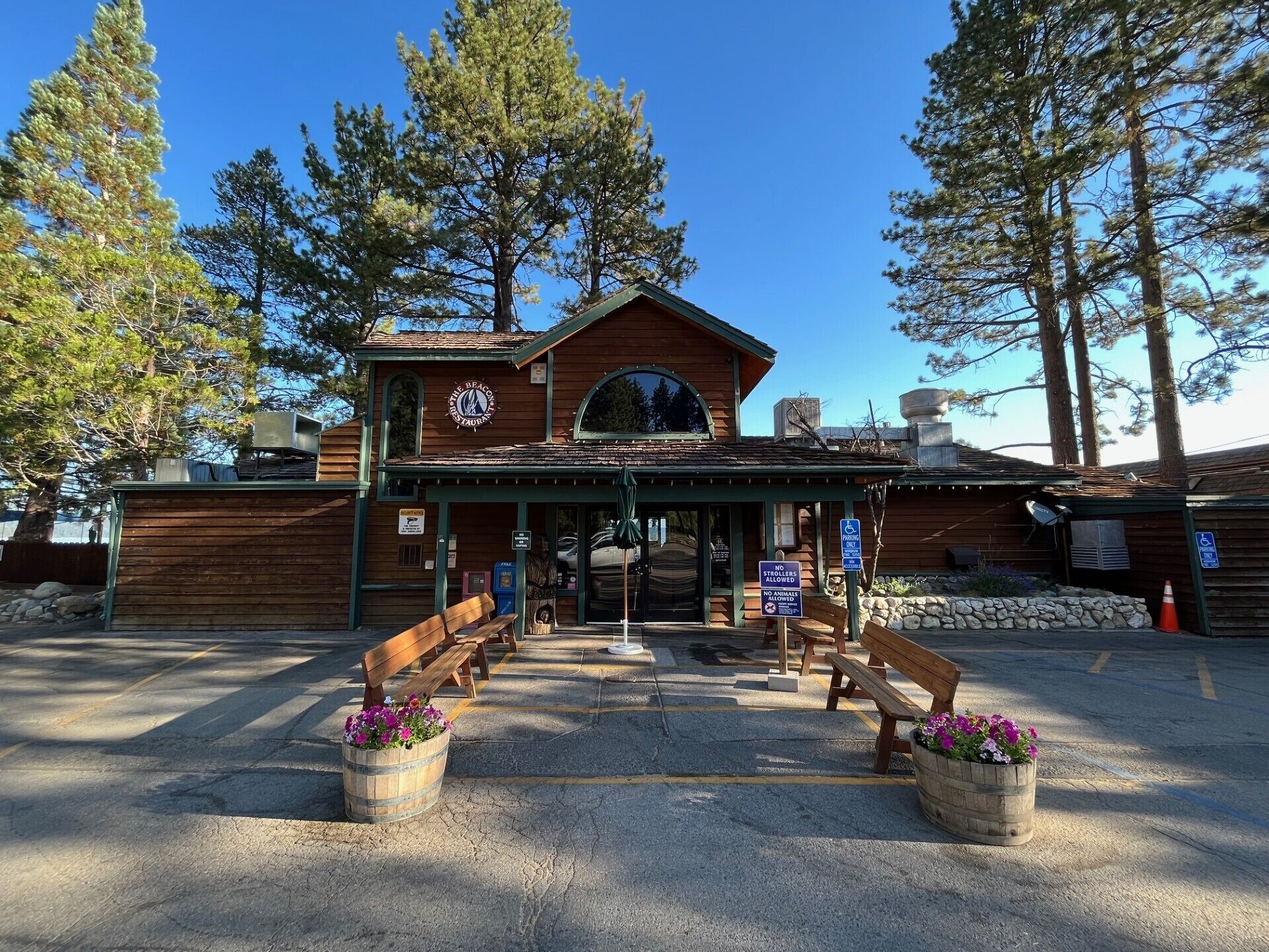 2 restaurants servant le déjeuner, le dîner, le souper et le brunch