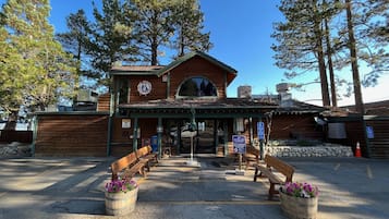 2 restaurants servant le déjeuner, le dîner, le souper et le brunch