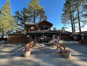 2 restaurants; breakfast, lunch, dinner and brunch served  - Camp Richardson Historic Resort (South Lake Tahoe)