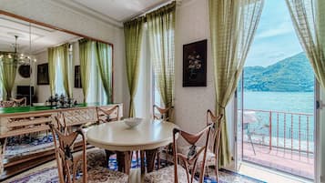 Apartamento, balcón, vistas al lago | 2 dormitorios, ropa de cama de alta calidad, edredones de plumas