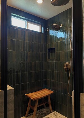 Dusche, Handtücher, Toilettenpapier