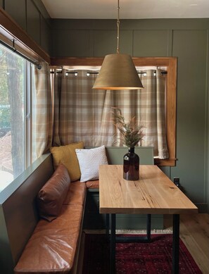 Smart TV, fireplace, books - Quaint and cozy cabin Estes Park!  Centrally located and recently remodeled! (Estes Park)