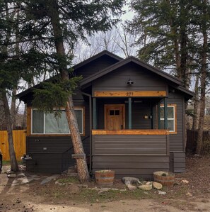 Exterior detail - Quaint and cozy cabin Estes Park!  Centrally located and recently remodeled! (Estes Park)
