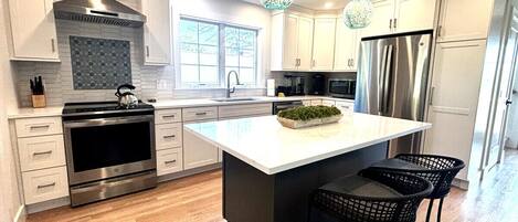 Jääkaappi, mikroaaltouuni, uuni, liesi