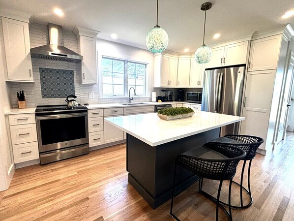 Køleskab, mikrobølgeovn, ovn, kogeplade