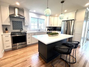 Een koelkast, een microgolfoven, een oven, een kookplaat