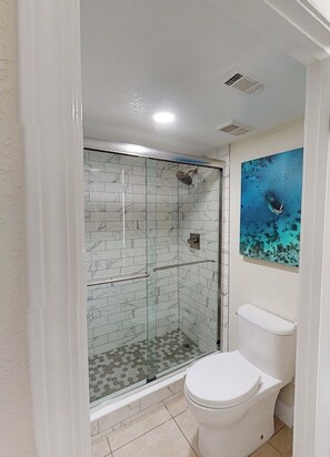 Secador de cabelo, toalhas de banho, sabonete, shampoo