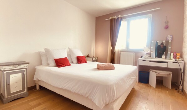 2 bedrooms, iron/ironing board, WiFi, bed sheets