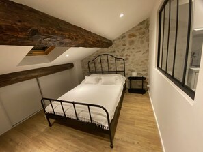 1 室のベッドルーム、アイロン / アイロン台