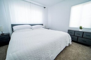 4 bedrooms, WiFi - Vegas Vacation Pool Home w/bbq/wifi + 5min-> STRIP (Las Vegas)