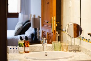 Habitación con 1 cama matrimonial o 2 individuales, vista a la montaña | Baño | Tina con regadera, amenidades de baño gratuitas, secadora de cabello 