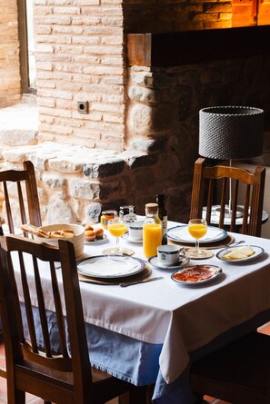 Desayuno continental diario (EUR 9 por persona)