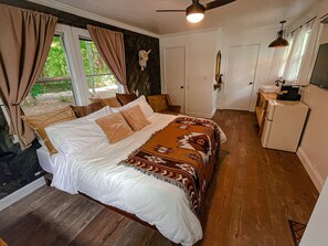 3 soverom, skrivebord, strykejern/-brett og reiseseng for barn