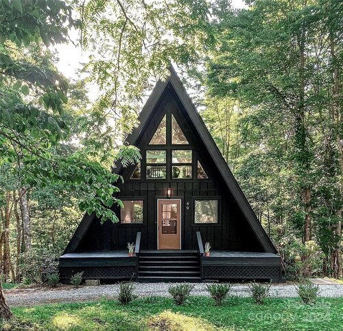 Cozy A-Frame ~10 min to Cashiers - Pet Friendly, Firepit, + Hot tub! 