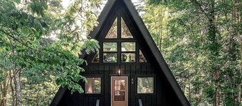 Cozy A-Frame ~10 min to Cashiers - Pet Friendly, Firepit, + Hot tub! 