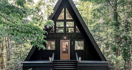 Cozy A-Frame ~10 min to Cashiers - Pet Friendly, Firepit, + Hot tub!