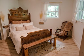 3 bedrooms, desk, iron/ironing board, travel crib