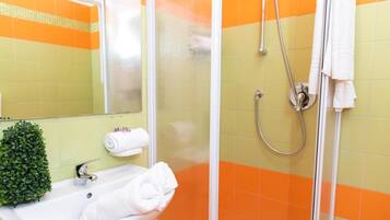 Dusche, Haartrockner, HandtĂŒcher, Seife